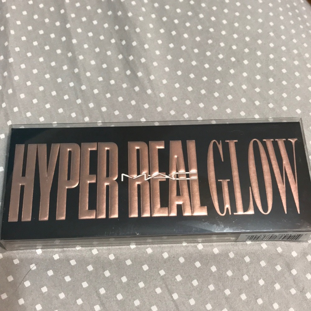MAC hyper real glow palette